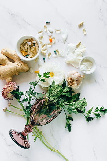 berbaring datar, Obat -obatan alternatif, Rempah, suplemen, Jahe, perawatan kesehatan alami, permukaan marmer, bunga-bunga, fotografi flatlay, produk - produk kesehatan, Item kesehatan