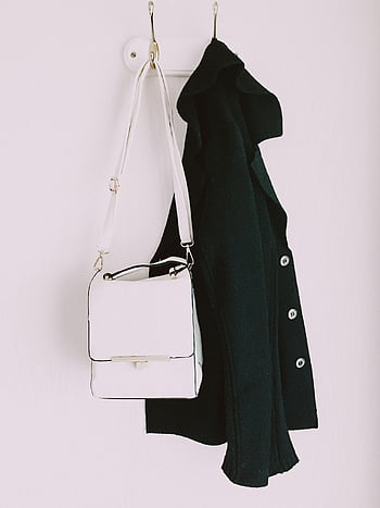 Bílá kožená taška crossbody, Černý kabát, Stylová černá bunda, bílá kabelka, nástěnný hák, Módní kontrast, Zobrazit, Černý a bílý, kabát a taška, nástěnný displej, módní doplňky