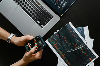 smartphone, grafici azionari, Trading digitale, Mani con smartphone, il computer portatile, dati finanziari, Grafici di trading, Analisi di mercato, investimento, App di trading, mercato azionario