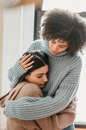 Multiracial přítelkyně, pláč, objímání, uklidňující objetí, uvnitř, Podpěra, podpora, přátelství, emoční okamžik, dvě ženy, pokoj, místnost, spojení