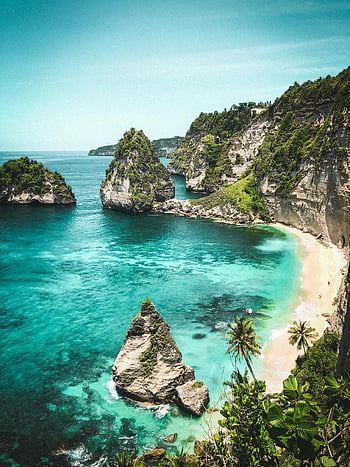 nusa penida, bali, Indonézia, nagy szög lövés, lélegzetelállító sziklák, türkizkék vizek, trópusi tengerpart, pálmafák, part menti táj, úti cél