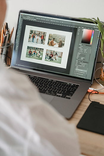 fotograaf, Retoucherende afbeeldingen, laptop, bewerkingssoftware, thuis bureau opstelling, fotobewerking, foto bewerken, werkruimte, Digitale fotografie, creatief proces, professionele fotograaf