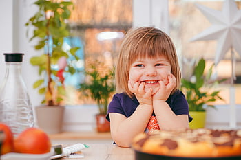 batole s úsměvem, šťastná mladá dívka, Vnitřní fotka, obklopen rostlinami, přirozené světlo, pečivo, Veselé dítě, Vnitřní nastavení, světlý pokoj, Rodinný okamžik, radostný výraz