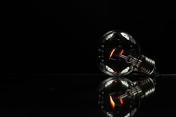 heldere bol, gloeilamp, gloeidraad, zwarte achtergrond, reflectie, glazen bol, vintage lamp, gloeiende gloeidraad, donker oppervlak