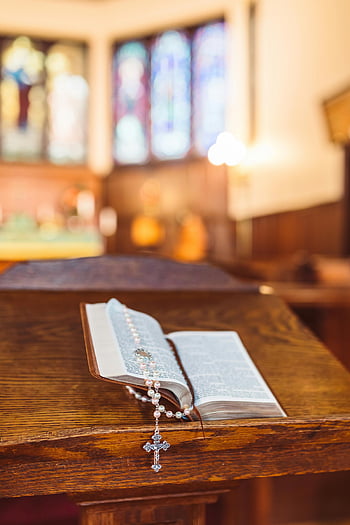 libro sacro, rosario, tavolo in legno marrone, Bibbia aperta, Altare di legno, Ambiente della chiesa, simboli religiosi, oggetti spirituali, Oggetti di fede, Strumenti di preghiera, Testi sacri