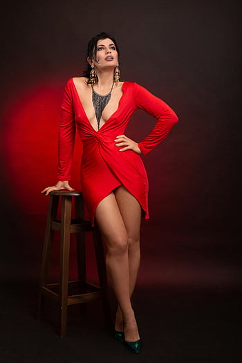 mujer de moda, vestido rojo, estudio, Mujer sofisticada, Pose segura, elegancia, estilo, moda de estudio, elegante vestido rojo, mujer segura, retrato de estudio