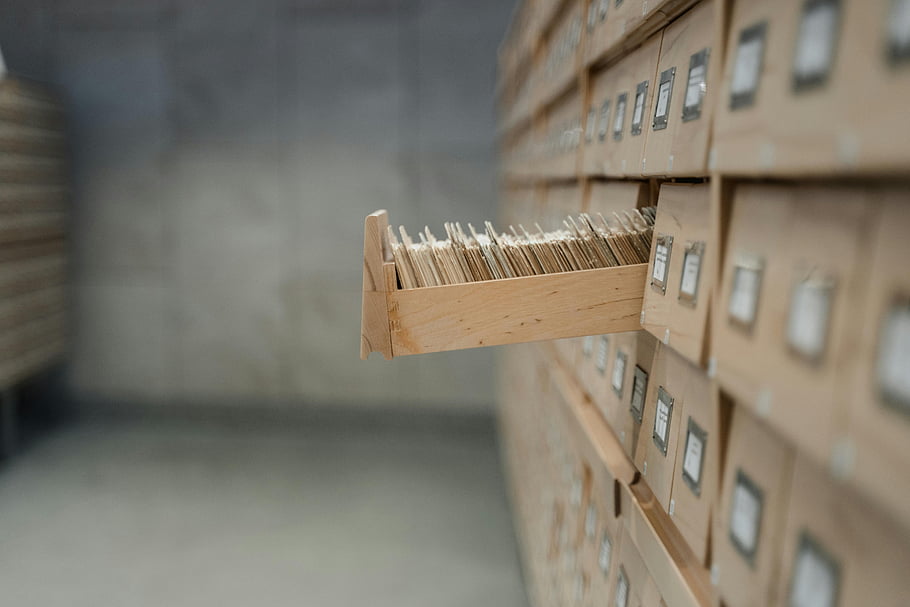 Katalog vintage karty, Archivní knihovna, na zeď namontovaný stojan, Dřevěná zásuvka, organizace, Dějiny, Zásuvka katalogu karty, Nastavení archivu, dřevěný stojan, Vintage organizace, Historie knihovny