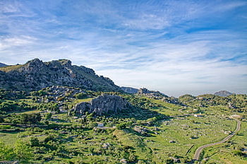 Espanha, Andaluzia, Província de Cádiz, Sierra del Pinar, natureza, panorama, montanhas, Colina, Rocha, arvores, verde