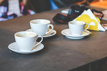 weiße Tassen, Kaffeetassen, Kaffeetisch, warmer Morgen, Versammlung, weiße Kaffeetassen, Drei Tassen, Café -Einstellung, morgen Kaffee, Kaffeetreffen