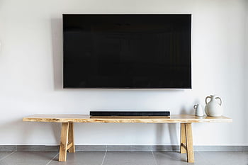 fladskærms TV, væghængt tv, Trækonsol, Minimalistisk stue, stilfuld stue, soundbar, moderne indretning, stue møbler, Vægmonteret tv, træbænk, Opsætning af hjemmeunderholdning