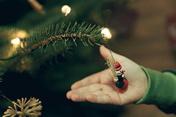 Noel süsü, kardan adam süsleme, çocuk dekorasyon, Noel ağacı, ağaç ışıkları, yakın çekim fotoğraf, tatil dekorasyonu, şenlikli sahne, kış tatili, süsleme, noel ağacı dalı