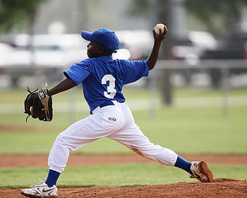 mládežnický baseball, Chlapkový nadhazování, modrý a bílý dres, slunečný den, baseballový zápas, mladý hráč, basebalové hřiště, sportovní akce, venkovní sporty, baseballový džbán, Číslo 3 Jersey