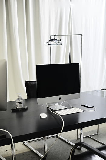 Moderne arbejdsområde, computer, smartphone, kontor skrivebord, desktop opsætning, Slank design, Rengør æstetik, stilfuldt kontor, sort skrivebord, minimalistisk arbejdsplads, moderne kontor