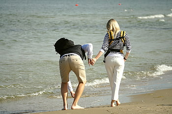 par, sammen, tæt på, holde i hånden, den lille pige, dreng, håndtryk, ved havet, gå, kysten, strand