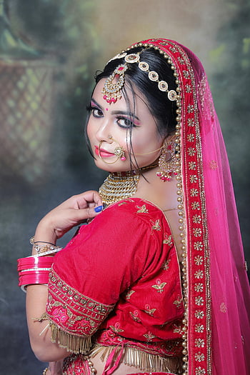 เจ้าสาวอินเดีย, lehenga แบบดั้งเดิม, ชุดแต่งงาน, เครื่องประดับเจ้าสาว, ชุดสีแดง, ท่าทางที่สง่างาม, เครื่องแต่งกายแบบดั้งเดิม, งานแต่งงานของอินเดีย, ภาพเจ้าสาว, การแต่งกายทางวัฒนธรรม, เครื่องประดับหรูหรา