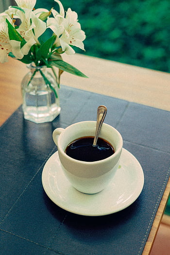 koffiekop, zwarte koffie, lepel, witte bloemen, vaas, gezellig café, tafel opstelling, schotel, stijlvolle koffie, Koffietijd, café -instelling