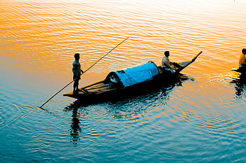 hommes en bateau, bateau de pêche traditionnel, navigation fluviale, Réflexions du coucher du soleil, reflets de l'eau, hommes pêchant, coucher de soleil sur la rivière, pêche au coucher du soleil, bateau traditionnel, hommes sur un bateau traditionnel, scène de la rivière