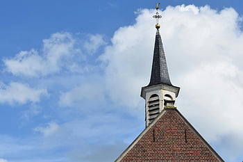 kápolna, templomtorony, kereszt, élénk kék ég, felhők, alacsony szög kilátás, egyházi építészet, vallási épület, ég háttere, szélkakas, tégla szerkezet