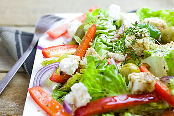zeleninový salát, řecký salát, čerstvá zelenina, sýr feta, barevný salát, listový salát, rajčata, olivy, cibule, zdravé jídlo, středomořské stravy