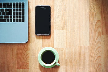 vit keramisk rånar, svart smartphone, snyggt, bärbar dator, kaffekopp, träskrivbord, arbetsytans inställning, kontorsskrivbord, minimalistisk skrivbord, skrivbordsorganisation, kaffe och telefon