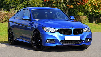 Μπλε sedan BMW, πράσινο γρασίδι γκαζόν, μοντέρνο πολυτελές αυτοκίνητο, σταθμευμένος δρόμος, ηλιόλουστη μέρα, κομψός σχεδιασμός, μπλε αυτοκίνητο, γραφικός δρόμος, bmw αυτοκίνητο, πολυτελή sedan, ηλιόλουστος καιρός
