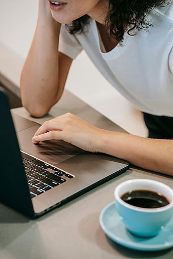 žena pracující, laptop, kávový šálek, Moderní na volné noze, Pracovní životní styl, domácí kancelář, vzdálené práce, digitální nomád, produktivita, příležitostný pracovní prostor, technologie