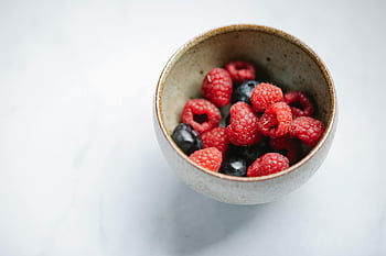 verse frambozen, bosbessen, kom, wit oppervlak, gezond eten, fruitschaal, frambozen en bosbessen, vers fruit, ontbijtkom, snackkom