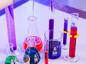 laboratorní sklo, Barevné chemikálie, vědecký výzkum, živé kapaliny, kádinky, zkumavky, baňky, laboratorní vybavení, chemický rozbor, vědecká laboratoř, Laboratorní nástroje