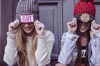 Šedé pletené čepice, Červené pletené čepice, Flul Brand, Mladá žena, Barevné beanies, radost, přátelství, zimní móda, Usmívající se dívky, venkovní fotografie, Ležérní styl