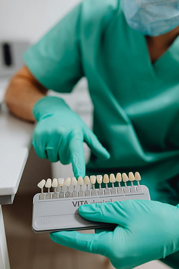 zubař, Průvodce zubním stínem, Výběr barvy zubů, Zubní profesionál, klinické nastavení, Péče o zuby, dentální nástroje, stomatologické vybavení, dentální hygiena, zubní ošetření, zubní klinika