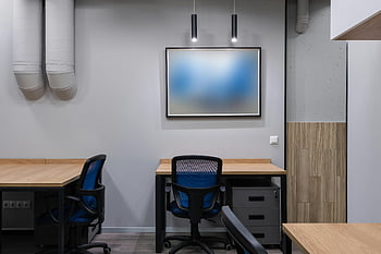 moderne arbejdsplads, Praktisk arbejdsområde, borde og stole, slank kontor, Minimalistisk kontor, Moderne møbler, moderne belysning, kontor arbejdsområde, minimalistisk arbejdsplads, moderne kontor, Moderne kontordesign