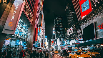 タイムズスクエア、 ニューヨーク市、 夜景、 群衆、 にぎやかな夜、 明るい光、 活気のある雰囲気、 シティナイトライフ、 都会の風景、 ストリートビュー、 象徴的な場所