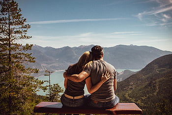 Mann und Frau, auf der Bank sitzen, Paar umarmen, Szenische Bergaussicht, Romantische Natur entkommen, Außenpaar, Gebirgslandschaft, romantisches Paar, Blick auf die Natur, Sitzbankansicht, malerisches Paar