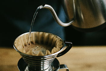 giet over koffie, koffie zetten, roestvrijstalen beker, handmatige koffie, koffie filter, Close-up koffie, brouwproces, koffie bereiding, koffiezetapparaat, koffie drinken, koffiebonen