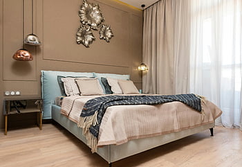 Elegantní ložnice, moderní dekor, přirozené světlo, velká okna, stůl pod lampy, poblíž postele, moderní design, Stylový interiér, Útulné povlečení, závěsné lampy, dřevěná podlaha