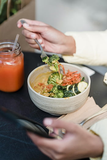 insalata vegana, uno stile di vita sano, pasto di caffè, smartphone, frullato fresco, Pasto vegano vibrante, ciotola, mangiare sano, ristorante, cibo a base vegetale, stile di vita vegano