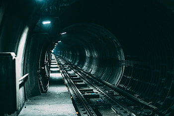 prázdné železniční kolejnice, světlo, matně osvětlený železniční tunel, dramatická atmosféra, tajemnou atmosféru, železniční tratě, osvětlení tunelu, podzemní tunel, železniční koleje, interiér tunelu, Atmosférické osvětlení
