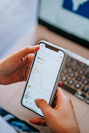 akciový trh, Trading App, chytrý telefon, laptop, Analýza akcií, finanční údaje, Makléř bez tváře, Mobilní obchodování, Graf trhu, investice, Obchodní platforma