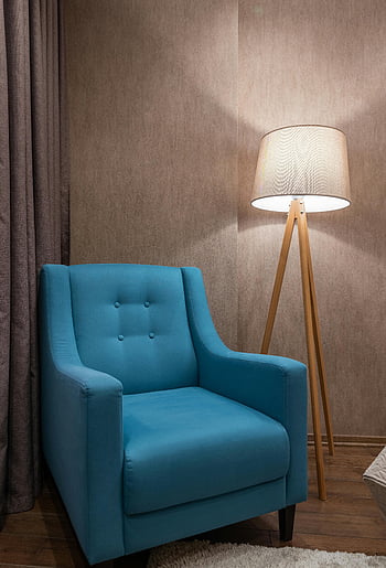 sedia del divano blu, paralume bianco, Design di interni moderni, poltrona blu, lampada a treppiede, arredamento del soggiorno, angolo accogliente, mobili contemporanei, Home decor, illuminazione interna, pavimento di legno