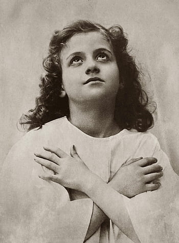 gammelt billede, pige, arme krydsede, kigger op, sepia-tonet, portræt, ung pige, nostalgi, årgang, historisk, fotografi