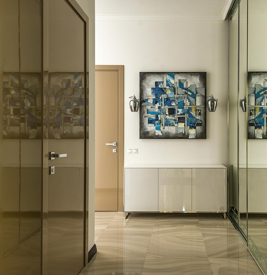 Moderní bytový chod, Stylová chodba, moderní umění, zrcadlové povrchy, Elegantní výzdoba, abstraktní malba, Současný interiér, Konstrukce chodby, luxusní byt, Vzhled interiéru, moderní nábytek