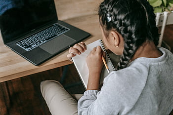 chytrá holka, studovat, poznámkový blok, laptop, Zaměřené učení, mladá dívka, psaní, notebook, lavice, vzdělání, koncentrace