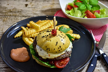 hampurilainen, pulla, ranskalaiset, salaatti, ruoka, grillaaminen, liha, naudanliha, ateria, keittiö
