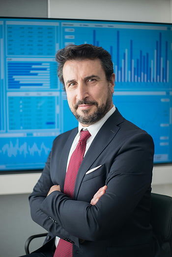 Muž v černé sako, sebevědomý podnikatel, oblek, Datové obrazovky, moderní kancelář, Profesionální oděv, obchodní portrét, firemní prostředí, Nastavení kanceláře, formální oblečení, obchodní profesionál