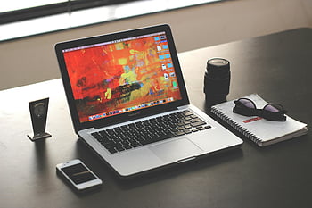 macbook pro, czyste miejsce pracy, zorganizowane biurko, smartfon, notatnik, laptop, konfiguracja biurka, Organizacja przestrzeni roboczej, biurko, środowisko pracy, Konfiguracja technologii