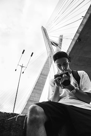 muž s fotoaparátem, pod mostem, Moderní kabelový most, městské fotografie, mladý muž, Černý a bílý, pouliční fotografie, panoráma města, fotograf, venkovní, černobílý