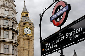 ビッグベン、 ウェストミンスター駅、 ロンドン、 イングランド、 イギリスのランドマーク、 地下サイン、 公営地下鉄、 トイレ、 クロックタワー、 白いコンクリート構造、 象徴的な