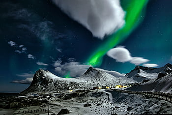 montanha coberta de neve, período noturno, Aurora boreal, picos cobertos de neve, Viken, Noruega, vista deslumbrante, paisagem noturna, cenário de inverno, céu estrelado