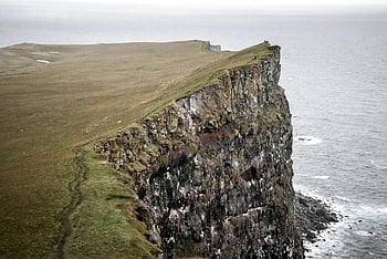 falaise grise, falaise verte, vue sur la mer, falaise accidentée, réunion de l'océan, ciel brumeux, une vue à couper le souffle, paysage côtier, paysages naturels, bord de la falaise, falaise en bord de mer