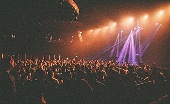 koncert, Live musik, natklub, energisk skare, scene belysning, Levende scene, folk står, koncert publikum, natteliv, musik begivenhed, scene præstation